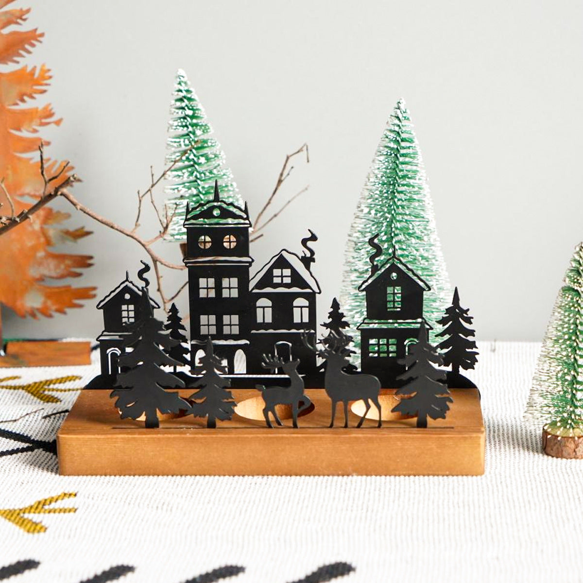 Dövme Demir Yılbaşı Ağacı Mumluk – Doğal Ahşap Tabanlı Şık Tasarım | Winter Dream